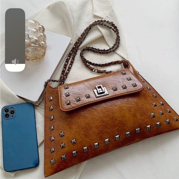 Studded flap chain shoulder bag - Picture 8 of 11